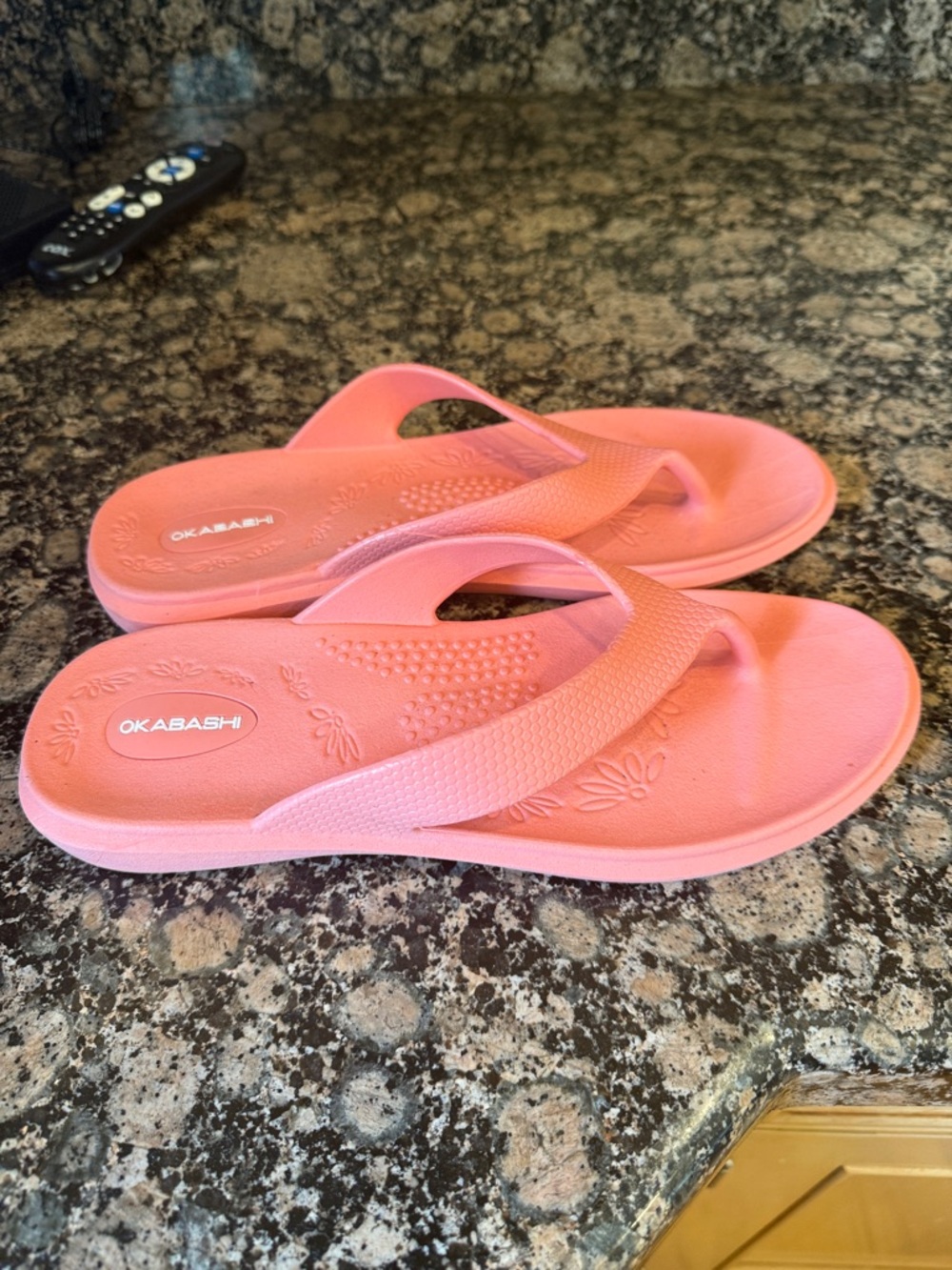 Womens ML OKABASHI flip flops. Non slip. Excellent condition.  Worn once. Salmon - Picture 9 of 10